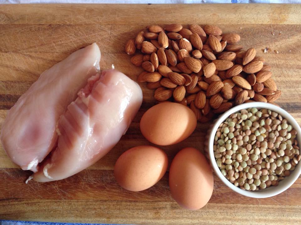 Proteinrika livsmedel som kyckling, ägg, mandlar och linser